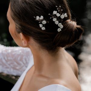 Wsuwki ślubne - eleganckie dodatki do fryzury