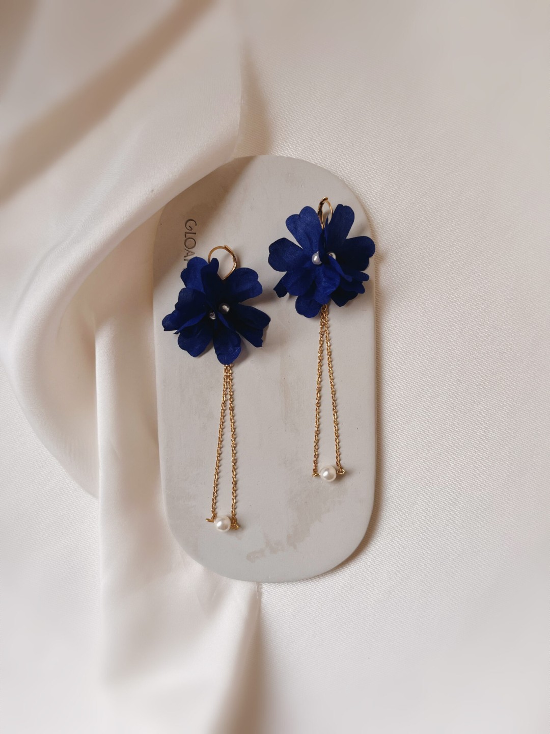 Wiszące kolczyki z jedwabnymi kwiatami “Peony” Wiszące kolczyki z jedwabnymi kwiatami "Peony"