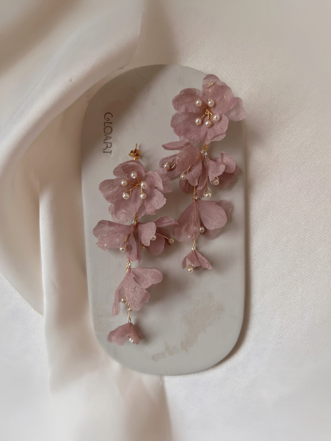 Kolczyki z jedwabnymi kwiatami i perłami “Primrose” Kolczyki z jedwabnymi kwiatami i perłami "Primrose"