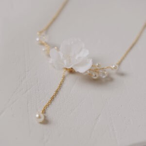 Naszyjnik ślubny z kwiatem, kryształkami i perłami "Thalia"