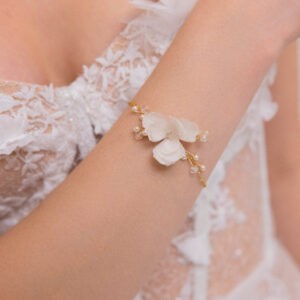 Bransoletka z kwiatem, perełkami i kryształkami "Thalia"