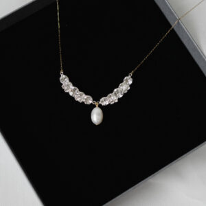 Naszyjnik z cyrkoniami i perłową zawieszką "Grace"