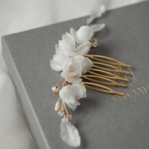 Delikatny grzebyk ślubny z kwiatową kompozycją "Elowen"