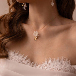 Delikatny naszyjnik z kwiatem i połyskującymi kryształkami "Lily"